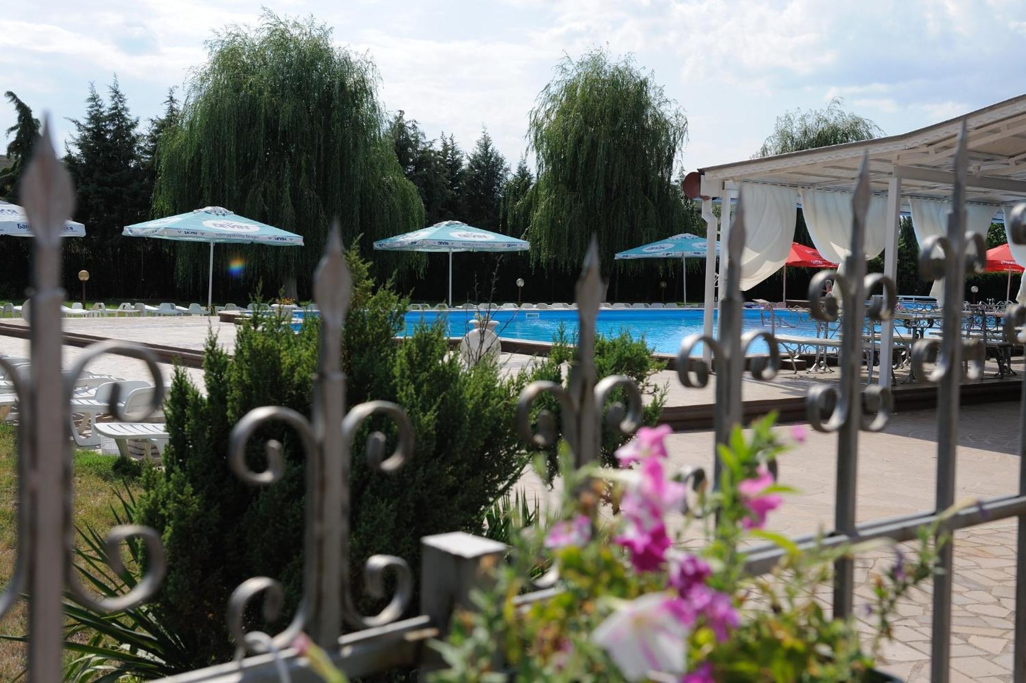 Complex Racic Hotel Voyvodinovo Exterior photo